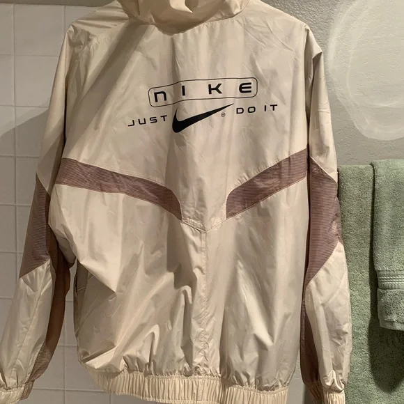 Brand new with tags women’s Nike Windbreaker Size M - Picture 2 of 4